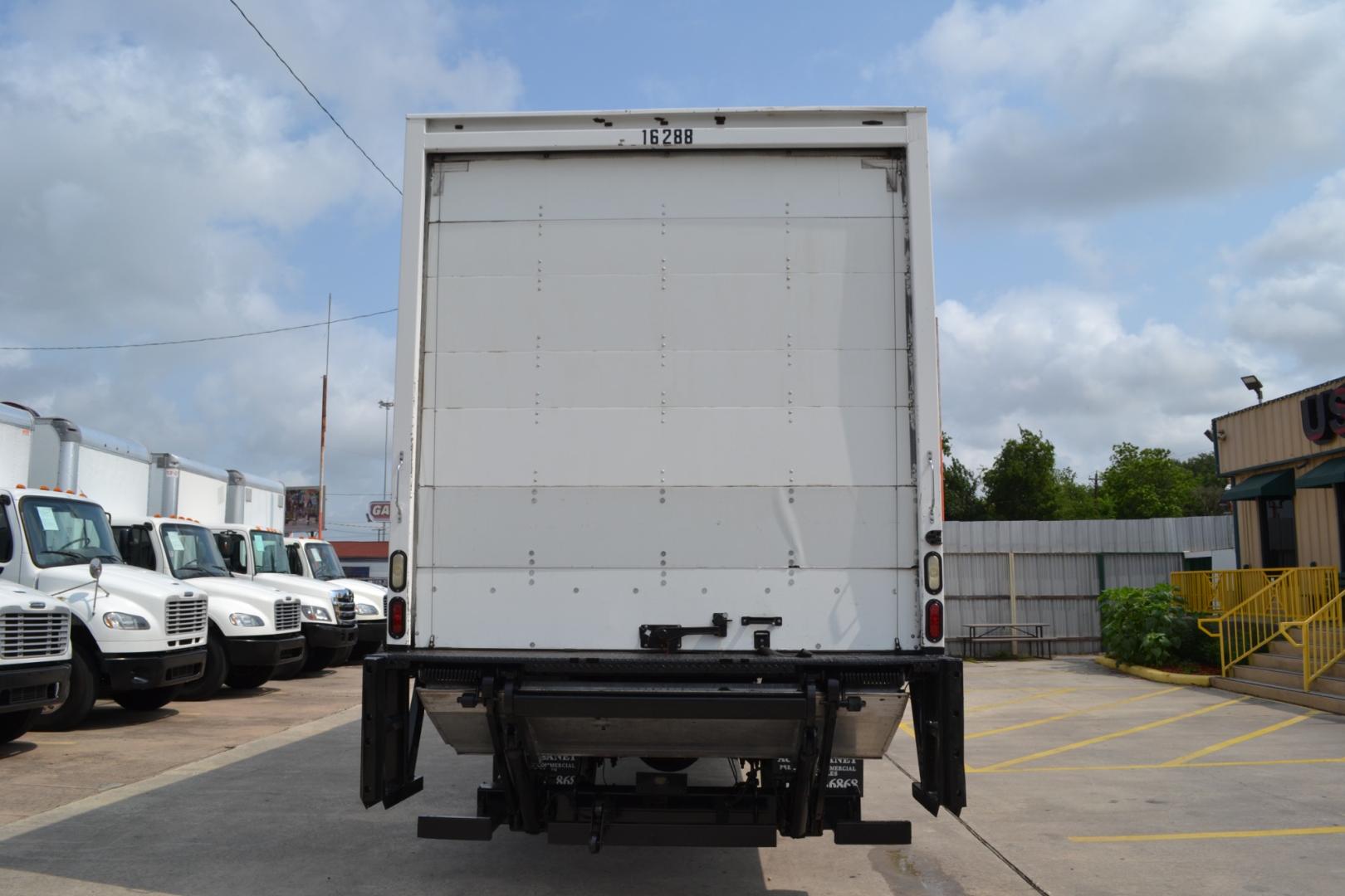 2017 WHITE /BLACK FREIGHTLINER M2-106 with an CUMMINS ISB 6.7L 240HP engine, ALLISON 2100HS AUTOMATIC transmission, located at 9172 North Fwy, Houston, TX, 77037, (713) 910-6868, 29.887470, -95.411903 - 26,000LB GVWR NON CDL, 26FT BOX, 13FT CLEARANCE , 103" X 102", MAXON 3,500LB CAPACITY ALUMINUM LIFT GATE, DUAL 50 GALLON FUEL TANKS,SPRING RIDE - Photo#5